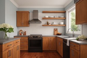 Microwave, oven, stovetop, dishwasher - Lakefront Farmhouse Near Jay Peak & Stowe, Sleeps 12 (Georgia)