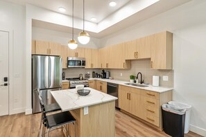 Private kitchen - Chic 1-bedroom Apt /Salt Lake City/ King Bed/ Free Parking /Pool /Hot tub /Gym (Salt Lake City)