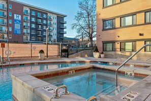 Pool - Chic 1-bedroom Apt /Salt Lake City/ King Bed/ Free Parking /Pool /Hot tub /Gym (Salt Lake City)