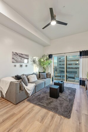 Living area - Chic 1-bedroom Apt /Salt Lake City/ King Bed/ Free Parking /Pool /Hot tub /Gym (Salt Lake City)