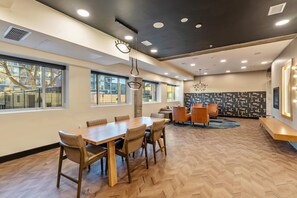 Interior - Chic 1-bedroom Apt /Salt Lake City/ King Bed/ Free Parking /Pool /Hot tub /Gym (Salt Lake City)