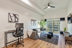 Smart TV - Chic 1-bedroom Apt /Salt Lake City/ King Bed/ Free Parking /Pool /Hot tub /Gym (Salt Lake City)