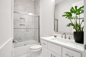 Shower, hair dryer, towels - Luxury villa w/ community pool & hot tub (Miramar Beach)