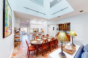 Dining - Exclusive 3BR retreat, steps to beach, pools (Miramar Beach)