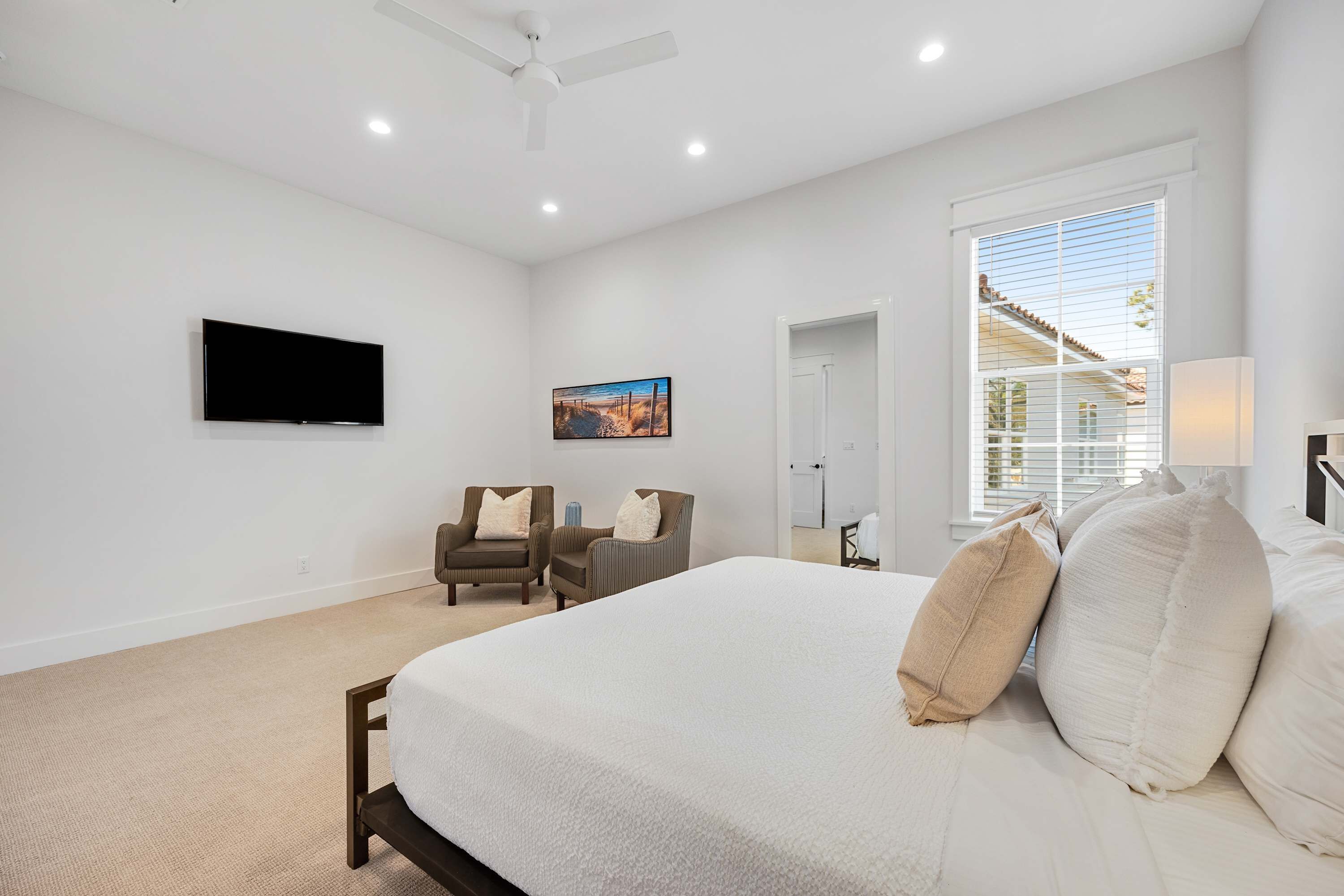 4 bedrooms, iron/ironing board, WiFi, bed sheets