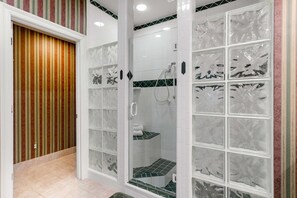 Douche, sèche-cheveux, serviettes fournies