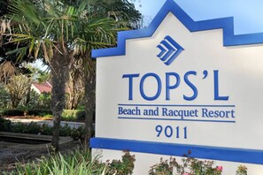 Property grounds - Exclusive 3BR retreat: Hot tub & beach access (Miramar Beach)