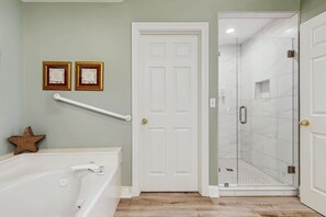 Shower, towels - 3BR villa, heated pool & beach access (Miramar Beach)