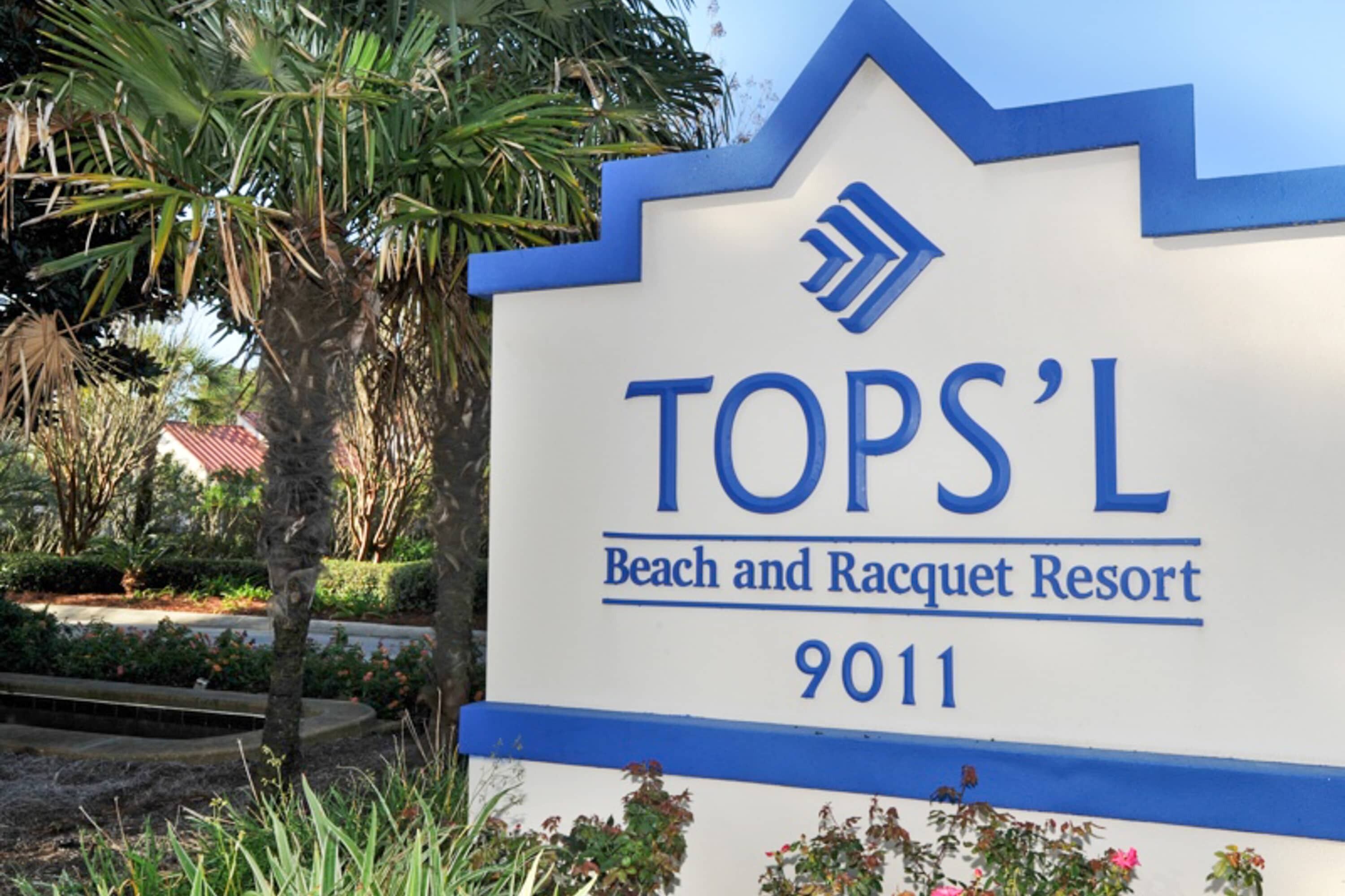 Un panneau indiquant l’emplacement du complexe « Tops’ Beach and Racquet Resort », avec le numéro 9011.