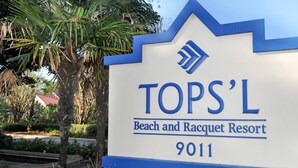 Schild für Tops' Beach and Racquet Resort mit der Nummer 9011.