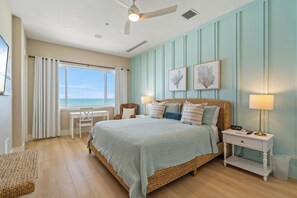 Ein Schlafzimmer mit Bett, Nachttischen, Schreibtisch und Stuhl.