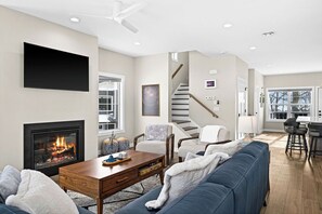 Smart TV, chimenea y libros 