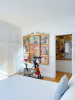 3 slaapkamers, een bureau, een strijkplank/strijkijzer, reisbedje