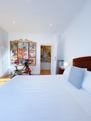 3 bedrooms, desk, iron/ironing board, travel cot - Beautiful Flat Ac & WiFi (Madrid)