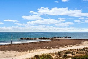 Beach nearby - Belle Escapes -Sunrise at Belle Pier (Holdfast Bay)
