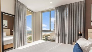 Ein Hotelzimmer mit einem großen Bett, Blick ins Freie und einem Balkon.