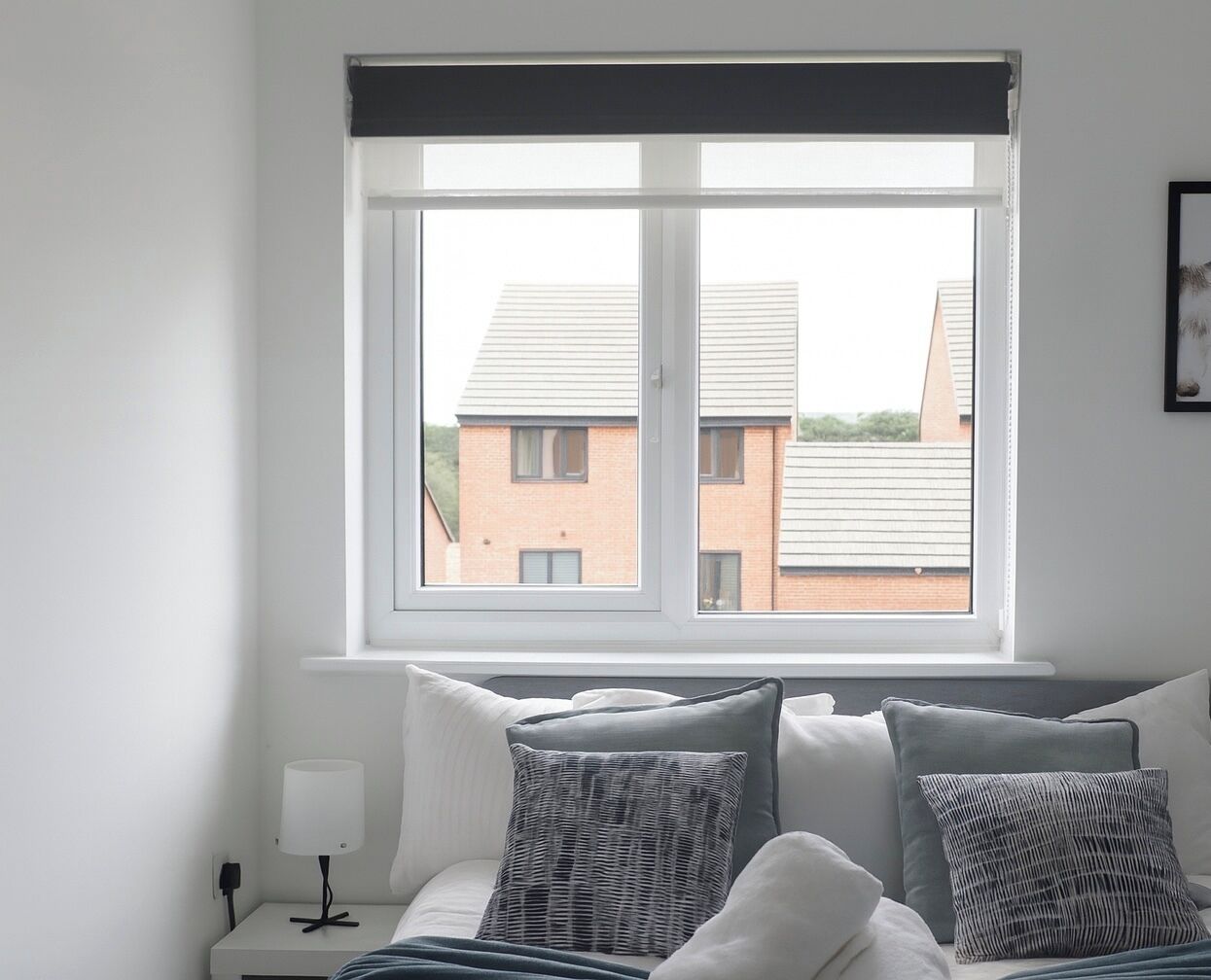 Caja de seguridad en la habitación y tabla de planchar con plancha 