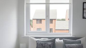 Caja de seguridad en la habitación y tabla de planchar con plancha