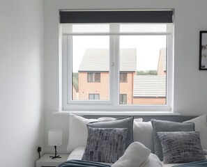 Caja de seguridad en la habitación y tabla de planchar con plancha