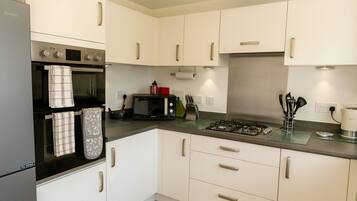 Kühlschrank, Mikrowelle, Ofen, Herdplatte