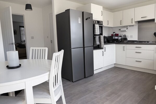 Refrigerador, microondas, horno, placa de cocina