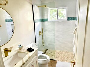 Dusche, Haartrockner, Handtücher, Seife