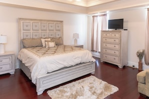 Tabla de planchar con plancha, wifi gratis y ropa de cama