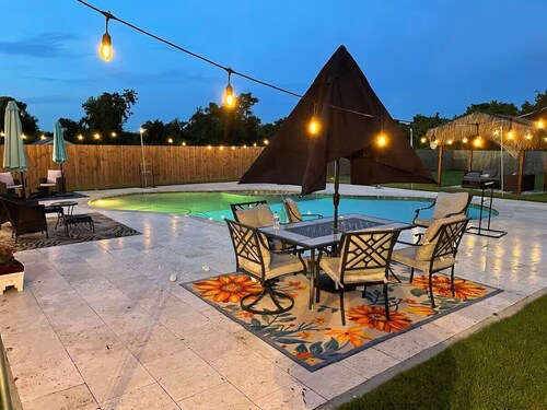 Large Mini Mansion with Oasis backyard with large saltwater pool and Jacuzzi!