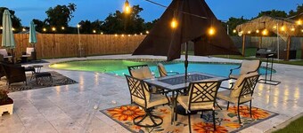 Large Mini Mansion with Oasis backyard with large saltwater pool and Jacuzzi!