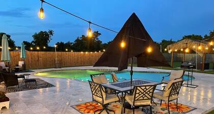 Large Mini Mansion with Oasis backyard with large saltwater pool and Jacuzzi!