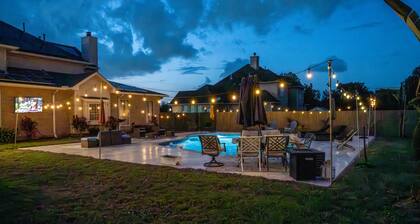 Large Mini Mansion with Oasis backyard with large saltwater pool and Jacuzzi!
