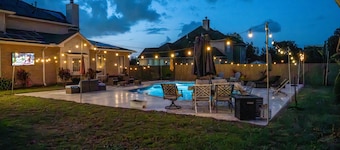Large Mini Mansion with Oasis backyard with large saltwater pool and Jacuzzi!