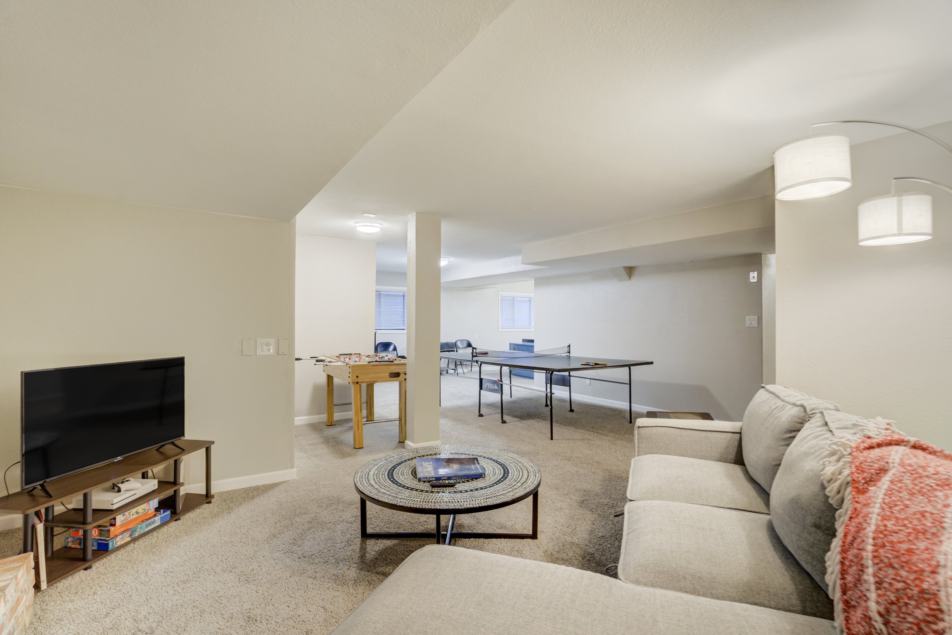 Smart TV, lareira, pebolim, mesa de pingue-pongue