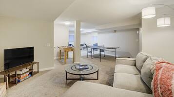 Smart TV, lareira, pebolim, mesa de pingue-pongue