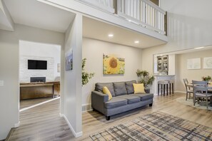 Smart TV, fireplace, table football, ping pong - Spacious Rockrimmon Getaway | Sleeps 14 | GameRoom (Colorado Springs)