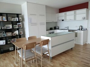 Frigorifero, microonde, forno, piano cottura
