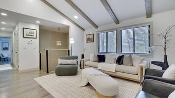 Smart TV, chimenea y videojuegos