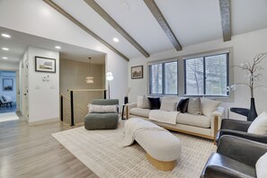 Smart TV, fireplace, video games - Family Favorite Poconos 5BR Retreat w/ Hot Tub + Game Arcade + Kid's Playroom (Tobyhanna)