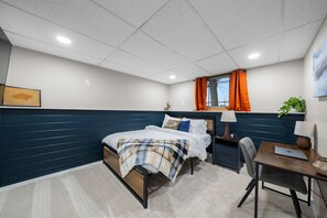 4 bedrooms, desk, travel cot, free WiFi - Game Room ~ Gym ~ Sauna ~ Hot Tub ~ Movie Theater ~ Outdoor Playground (Sioux Falls)