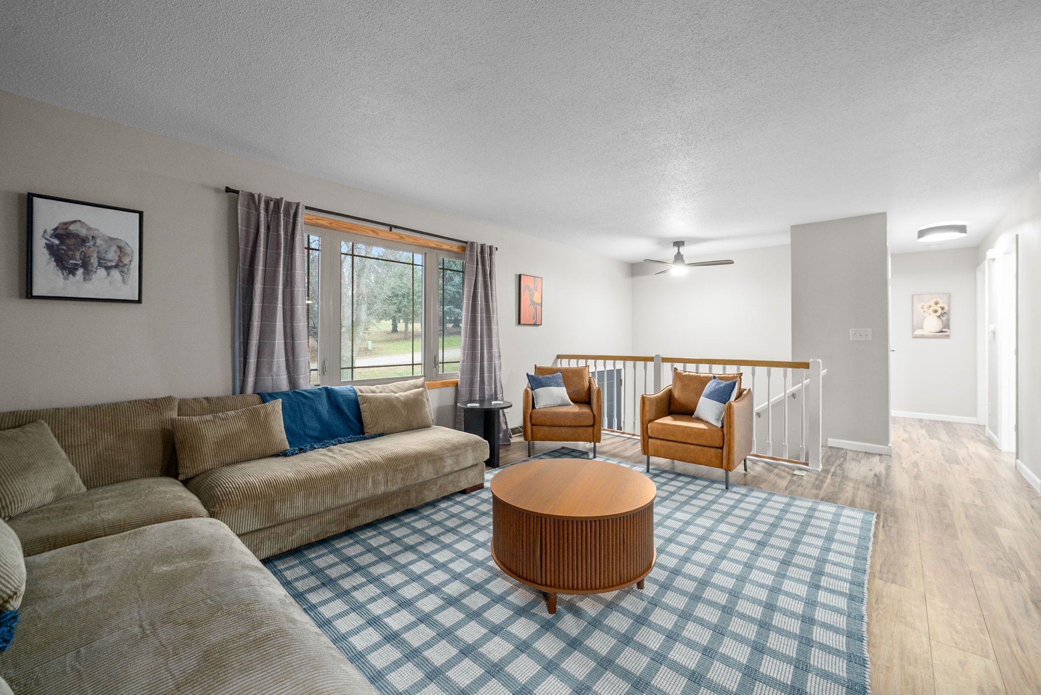 Smart-TV, Tischtennisplatte, Bücher