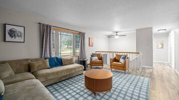 Una Smart TV, una mesa de tenis de mesa, libros