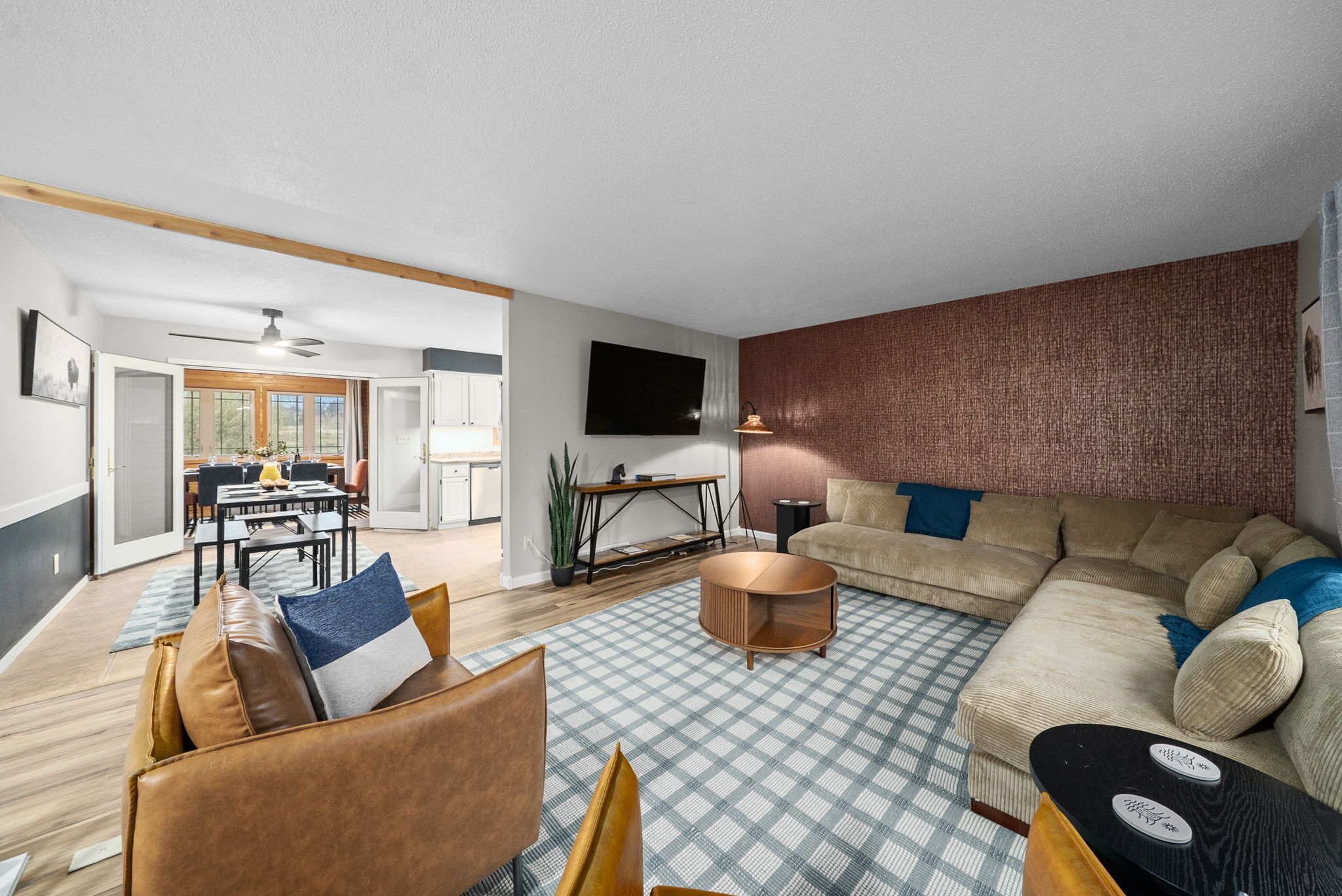 Smart-tv, bordtennisbord, bøger, videobibliotek