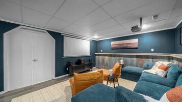 Una Smart TV, una mesa de tenis de mesa, libros