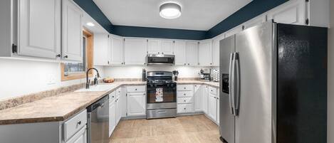 Kjøleskap, mikrobølgeovn, ovn og kokeplater