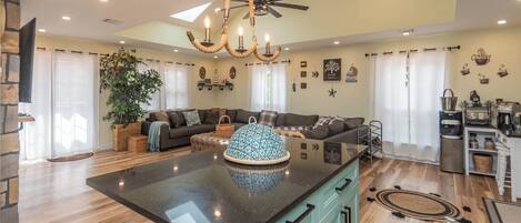 TV connectée, cheminée, chaîne hi-fi