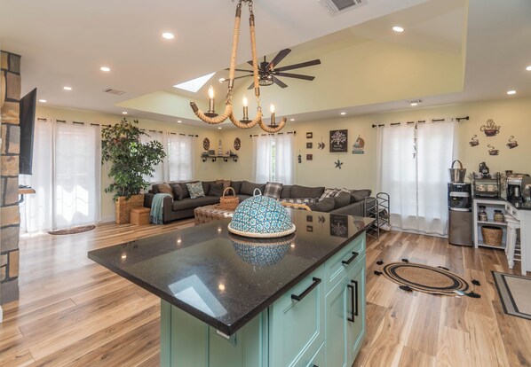 Smart TV, chimenea y estéreo 