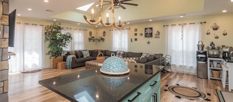 Cozy Chic Lakehouse Retreat – The Perfect Base for Year-Round Getaways