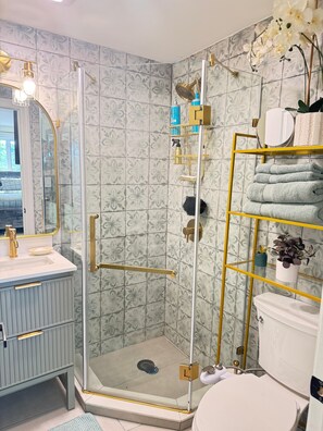 Shower, bidet, towels, soap - Cozy Chic Lakehouse Retreat – The Perfect Base for Year-Round Getaways (Greenwood Lake)