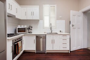 Fridge, microwave, oven, stovetop - Ocean River Rest - North Fremantle (North Fremantle)