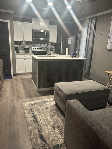 Peaceful 1-bedroom apartment with AC in vibrant Memphis